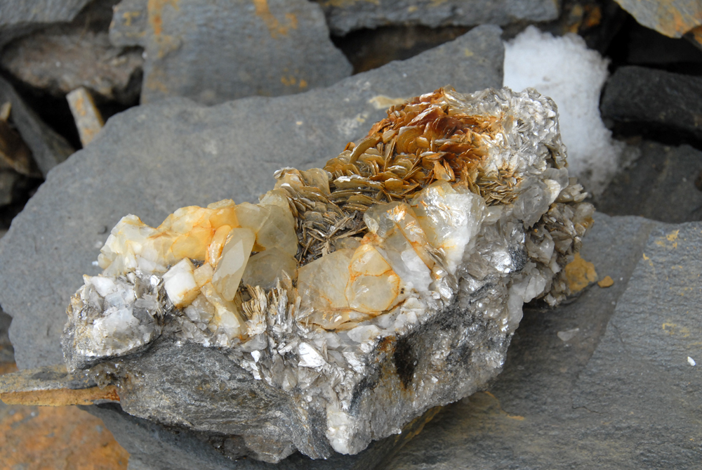 beryl crystals with mica