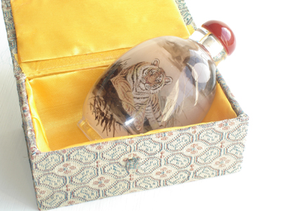 Tiger inside painting snuff bottle