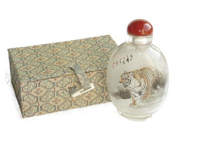 Tiger inside painting snuff bottle
