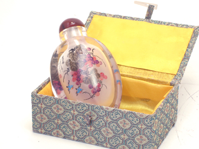 grapes vines inside painting snuff bottle