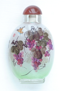 grapes and vines inside painting snuff bottle