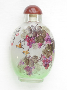 grapes and vines inside painting snuff bottle