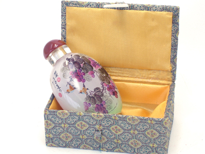 grapes and vines inside painting snuff bottle