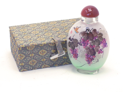 grapes and vines inside painting snuff bottle